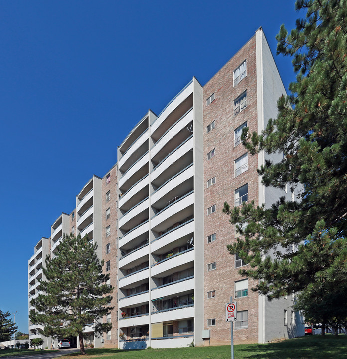 Lancelot Towers in St Catharines, ON - Building Photo