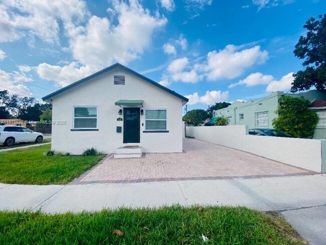 property at 828 SW 43rd Ave