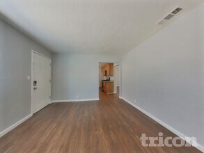 2316 Viola St in Modesto, CA - Foto de edificio - Building Photo