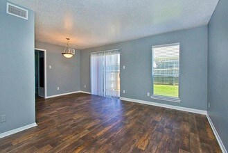 2324 Meadowbrook Gardens Dr-Unit -127 in Fort Worth, TX - Foto de edificio - Building Photo