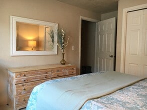 1344 Benjamin Ct, Unit Cozy Two Room Apartment in Central Point, OR - Foto de edificio - Building Photo