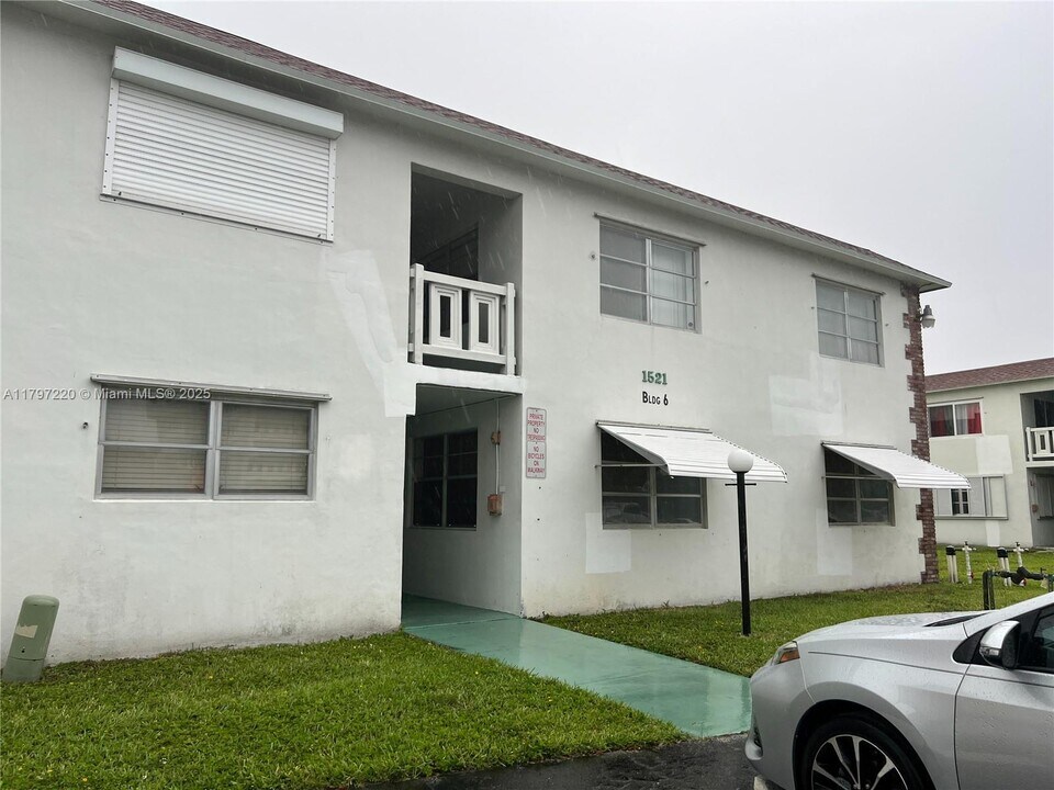 1521 NW 43rd Ave in Lauderhill, FL - Building Photo