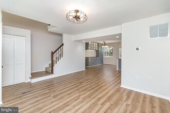 5737 Evergreen Knoll Ct in Alexandria, VA - Foto de edificio - Building Photo