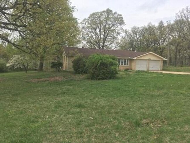 581 E Hubble Dr in Marshfield, MO - Building Photo - Building Photo