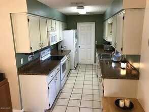 3325 Queen Palm Dr in Edgewater, FL - Building Photo - Building Photo