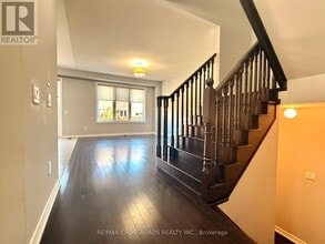 205 Laker Ct in Newmarket, ON - Building Photo - Building Photo