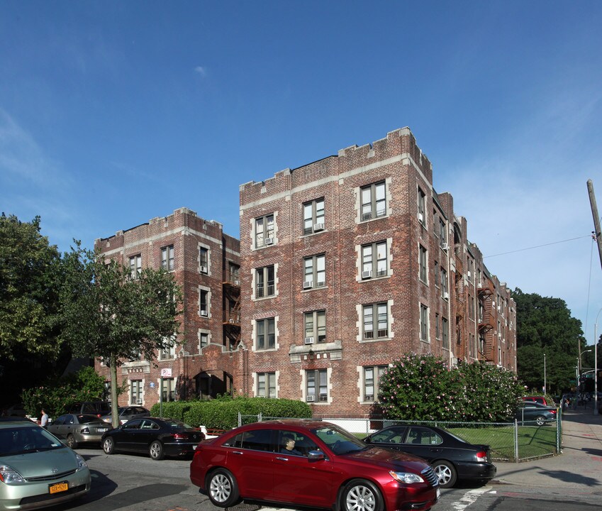 82-60 116th St in Richmond Hill, NY - Foto de edificio