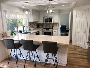 15481 Cottonwood Cir in Huntington Beach, CA - Foto de edificio - Building Photo