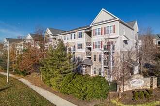 Stonegate At Faircrest in Centreville, VA - Foto de edificio - Building Photo