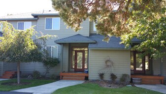 1085 Golden Pheasant Dr in Redmond, OR - Building Photo