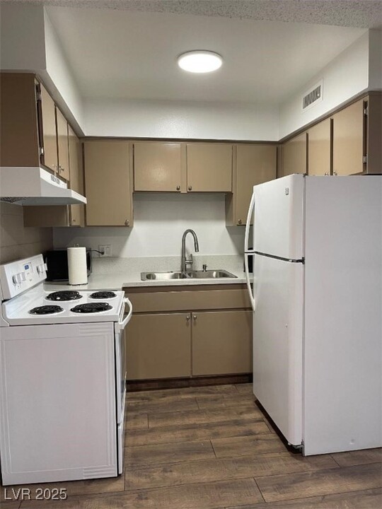 615 S Royal Crest Cir in Las Vegas, NV - Building Photo