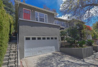 3246 Barham Blvd in Los Angeles, CA - Building Photo - Building Photo