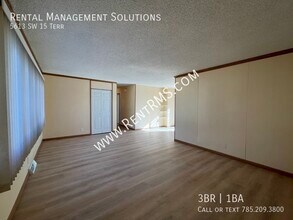 5613 SW 15th Terrace in Topeka, KS - Foto de edificio - Building Photo