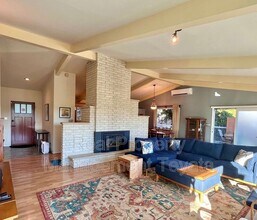 129 E Wiser Lake Rd in Lynden, WA - Building Photo - Building Photo