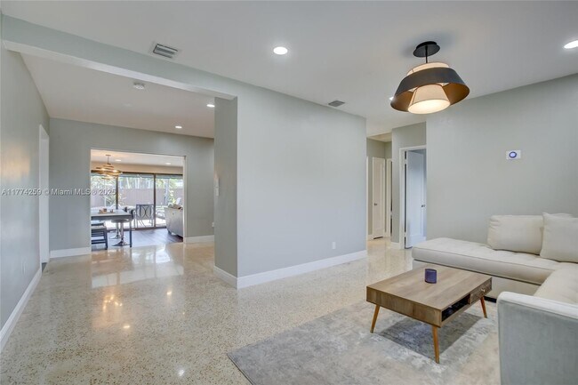 1728 NE 17th Ter in Fort Lauderdale, FL - Foto de edificio - Building Photo