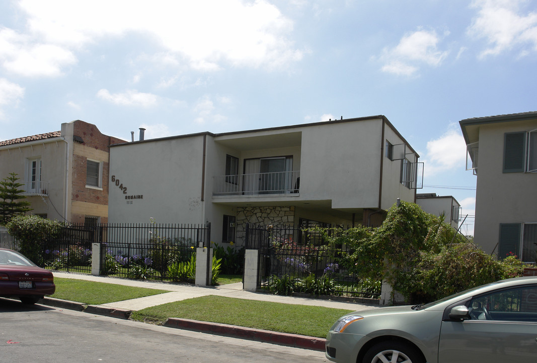 6042 Romaine St in Los Angeles, CA - Building Photo