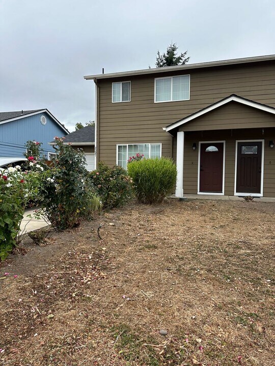 3327 Rockingham Ct NE in Salem, OR - Building Photo