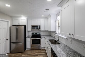 2921 Sunset Ct in Decatur, GA - Building Photo - Building Photo