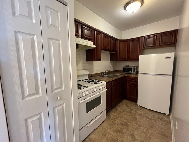 property at 736 W Buena Ave