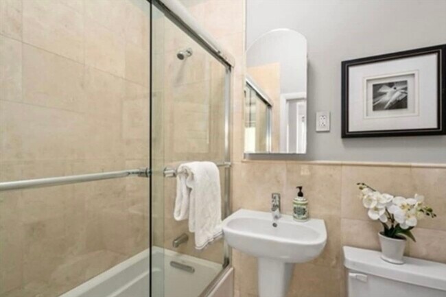 19 Regent Cir, Unit 1 in Brookline, MA - Foto de edificio - Building Photo