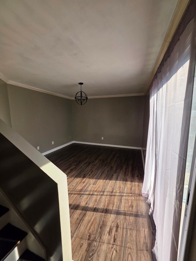 property at 2220 Woodridge Ln