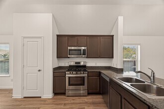 1010 Schooner St in Crosby, TX - Building Photo - Building Photo