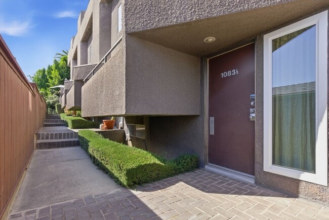 1083 1/2 W Kensington Rd in Los Angeles, CA - Building Photo - Building Photo