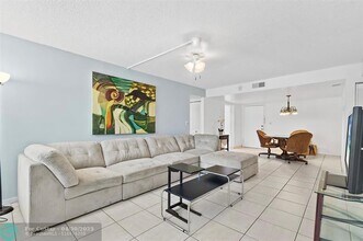 6701 N University Dr in Tamarac, FL - Building Photo - Building Photo