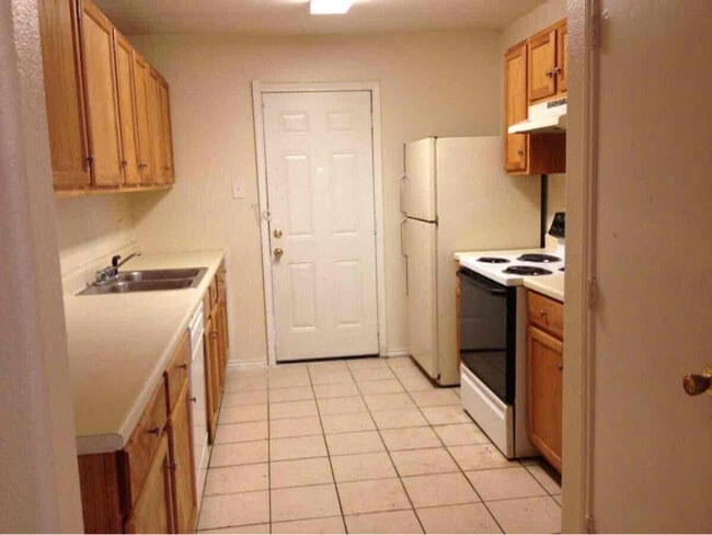 7611 Oak Chase in San Antonio, TX - Building Photo - Building Photo