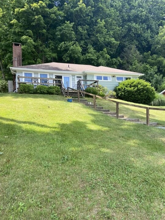 4 Candlewood Knolls Rd in New Fairfield, CT - Foto de edificio