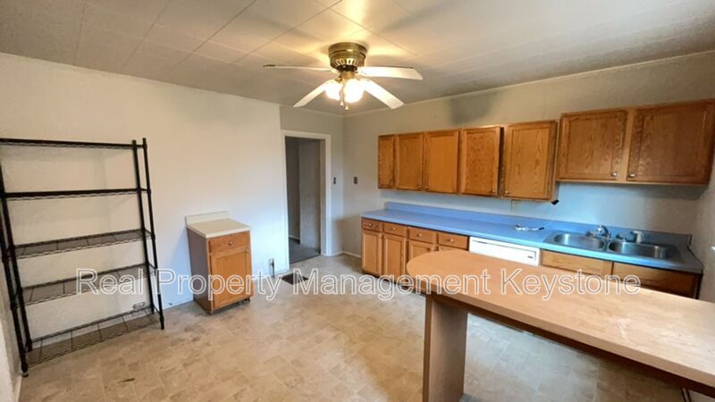 242 E 17th Ave in Homestead, PA - Building Photo