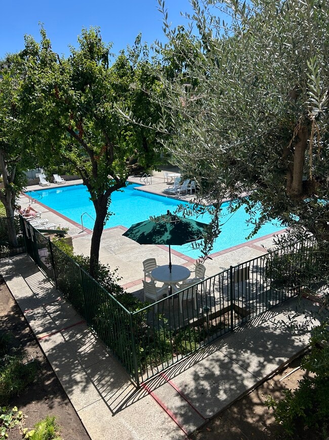 5460 White Oak Ave, Unit J203 in Encino, CA - Building Photo - Building Photo