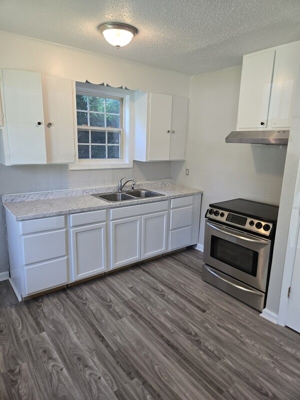 113 E Kelly Ave in Hampton, VA - Building Photo - Building Photo
