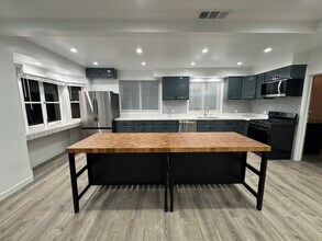 2212 Linda Flora Dr in Los Angeles, CA - Building Photo - Building Photo