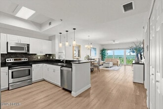 2 Oceans W Blvd in Daytona Beach Shores, FL - Building Photo - Building Photo