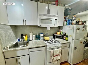 19 Commerce St in New York, NY - Building Photo - Building Photo
