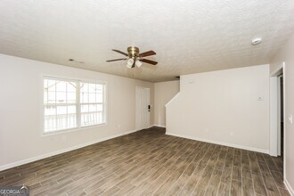 320 Valley View Dr in Fairburn, GA - Building Photo - Building Photo