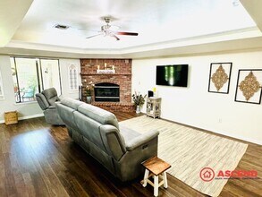 7504 Feather River Dr in Bakersfield, CA - Building Photo - Building Photo