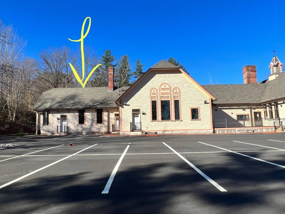 352 Manchaug Rd, Unit 2 in Sutton, MA - Foto de edificio