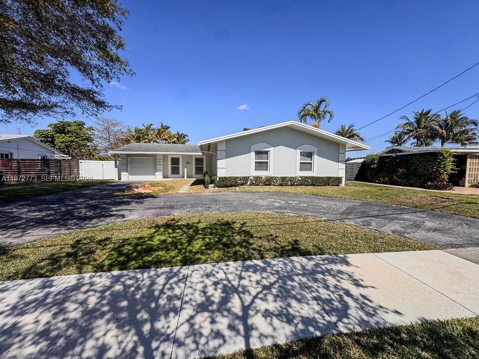 9731 Bel Aire Dr in Cutler Bay, FL - Building Photo
