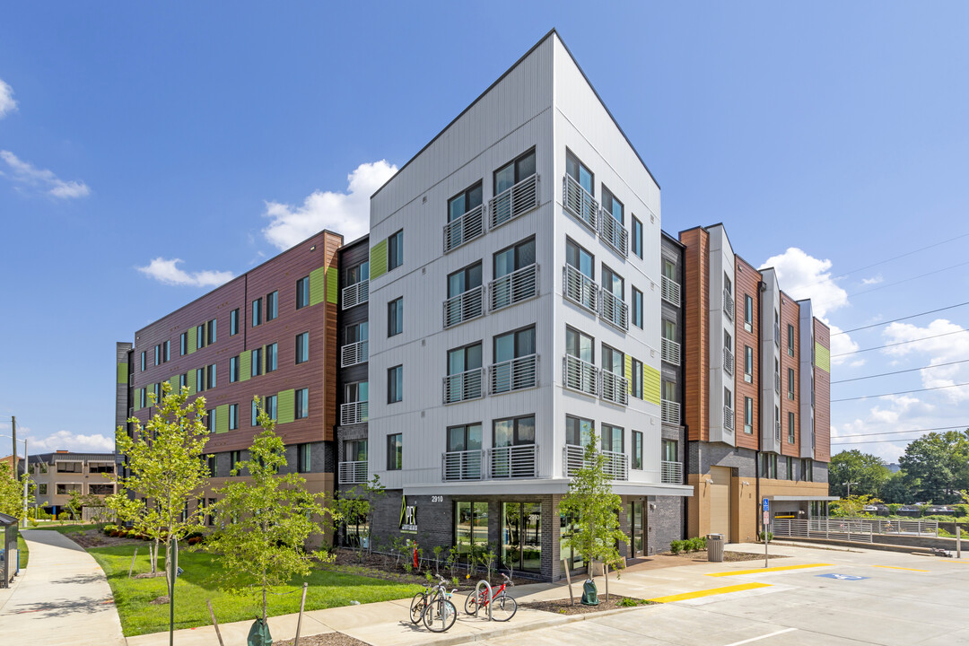 Apex Apartments in Arlington, VA - Building Photo