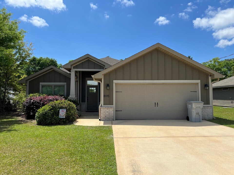 8195 Lucena St in Navarre, FL - Foto de edificio