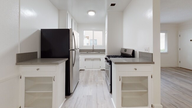 1221 S Holt Ave in Los Angeles, CA - Building Photo - Building Photo