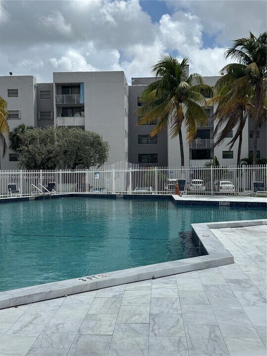8145 NW 7th St in Miami, FL - Building Photo