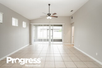 2279 Meadow Oak Cir in Kissimmee, FL - Foto de edificio - Building Photo