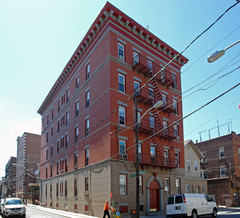 816-818 Bergenline Ave in Union City, NJ - Building Photo