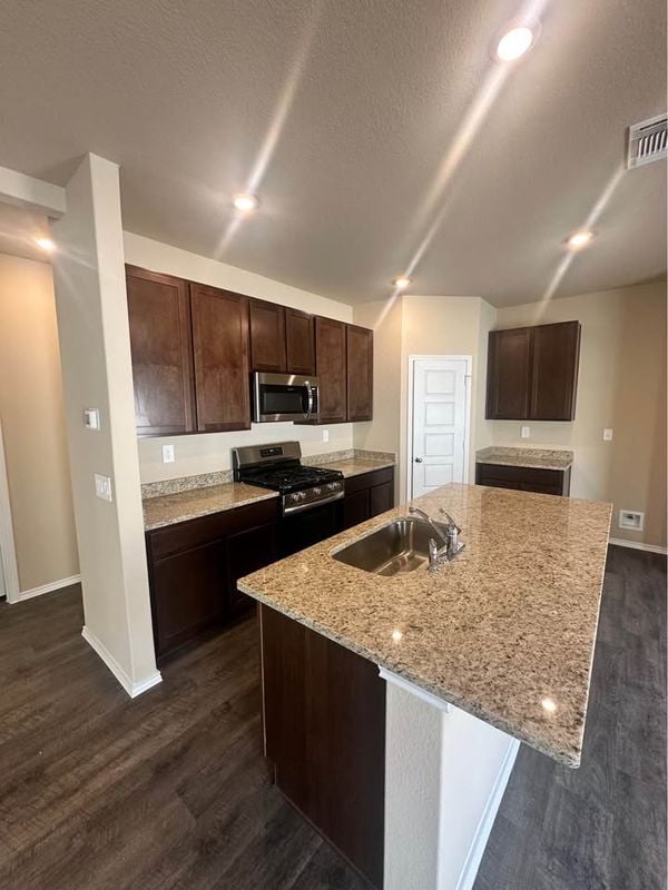 2019 Marshall Mnrs in Converse, TX - Foto de edificio - Building Photo