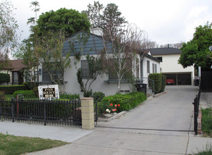 921 W Clark Ave in Burbank, CA - Building Photo - Building Photo