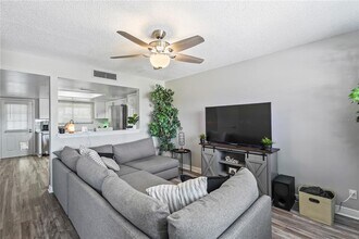 1059 Apollo Beach Blvd in Apollo Beach, FL - Building Photo - Building Photo