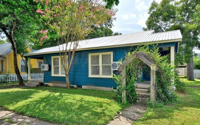 302 Olive St in Smithville, TX - Building Photo - Building Photo